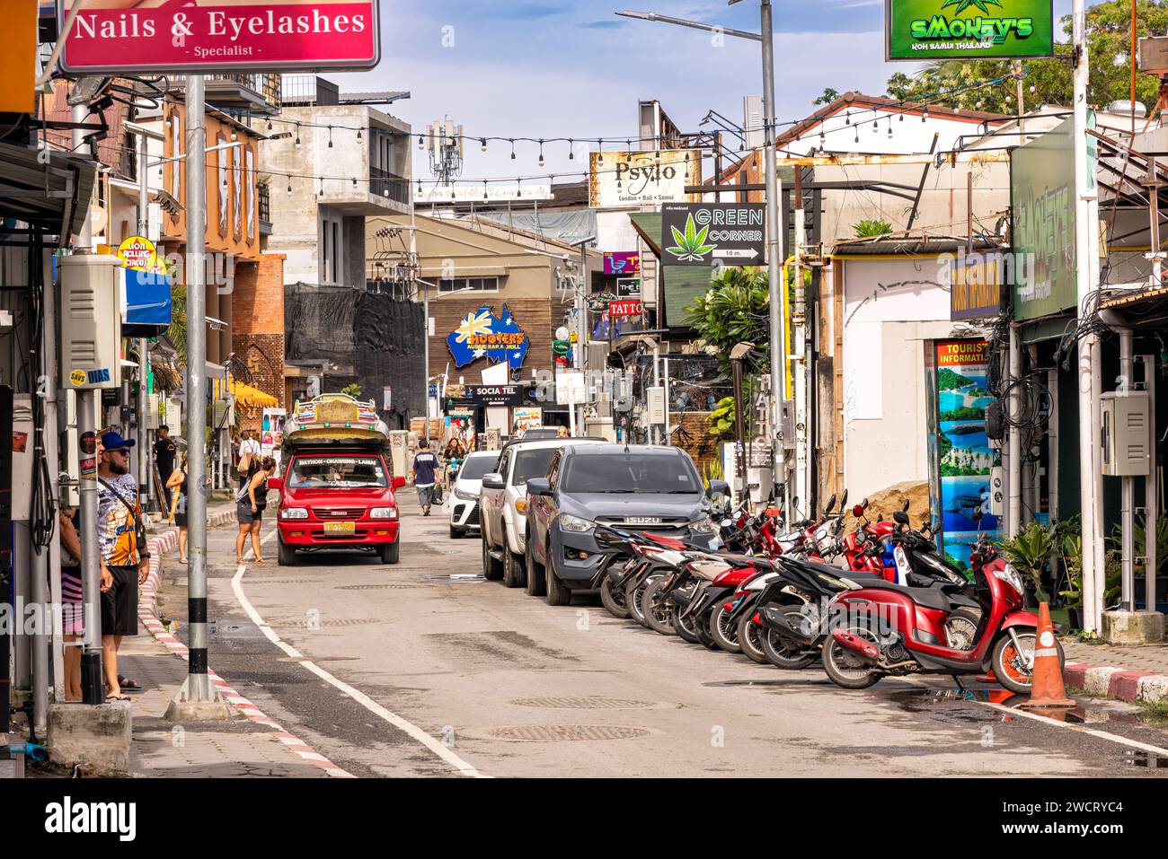 Taxi songthaew su Chaweng Beach Road, Ko Samui, Thailandia Foto Stock