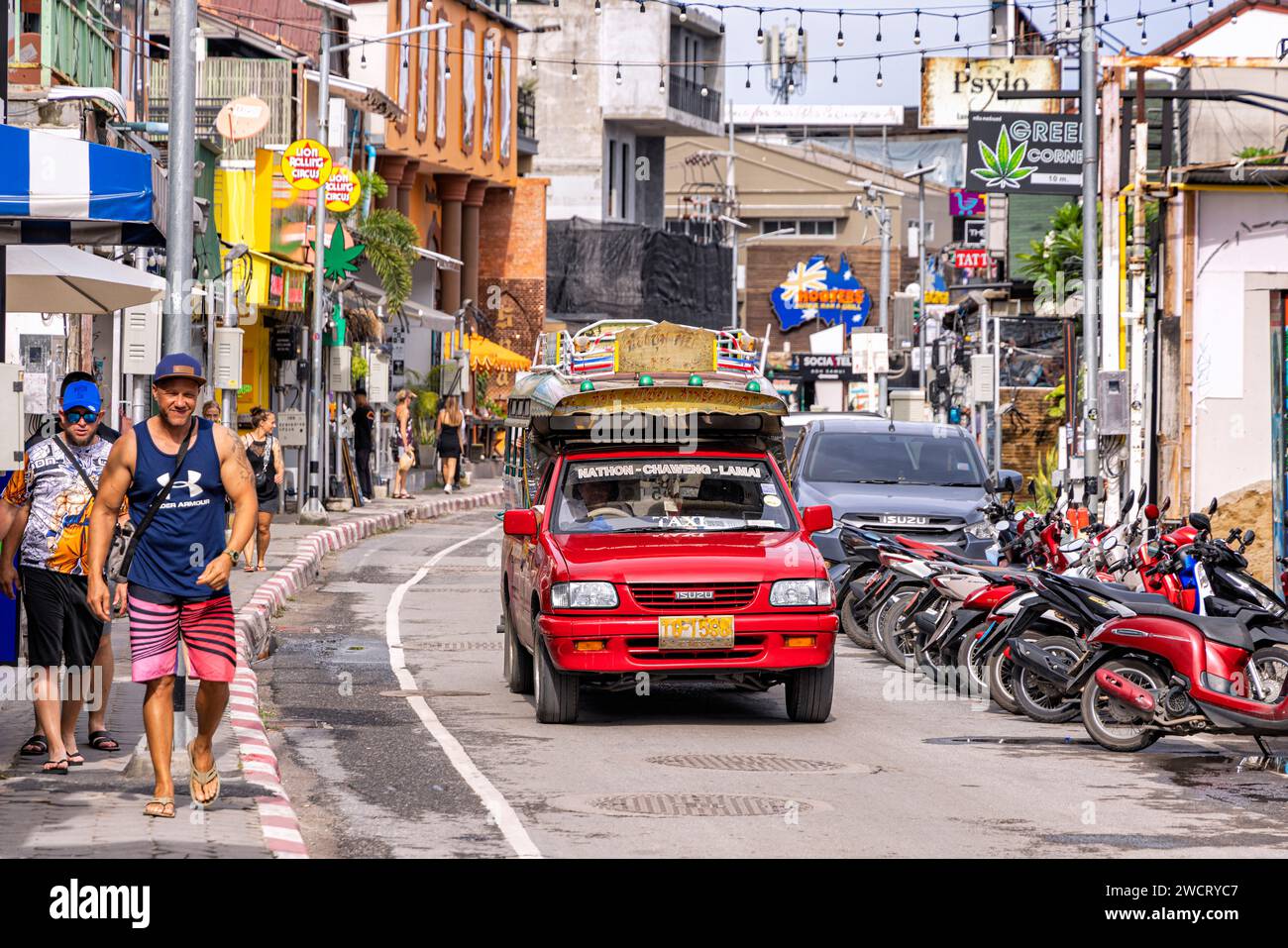 Taxi songthaew su Chaweng Beach Road, Ko Samui, Thailandia Foto Stock