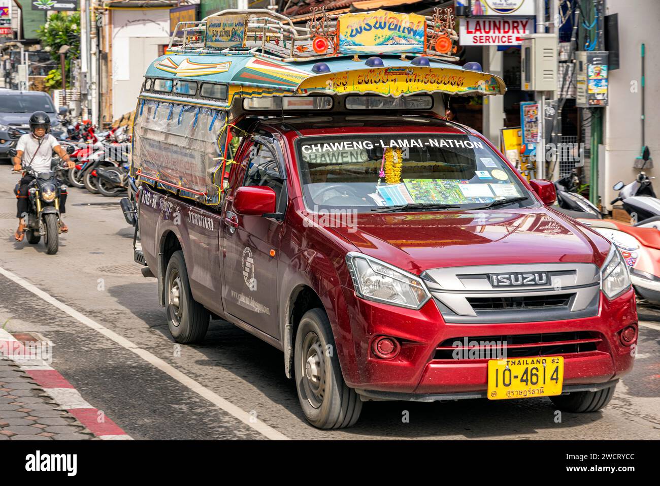 Taxi songthaew su Chaweng Beach Road, Ko Samui, Thailandia Foto Stock