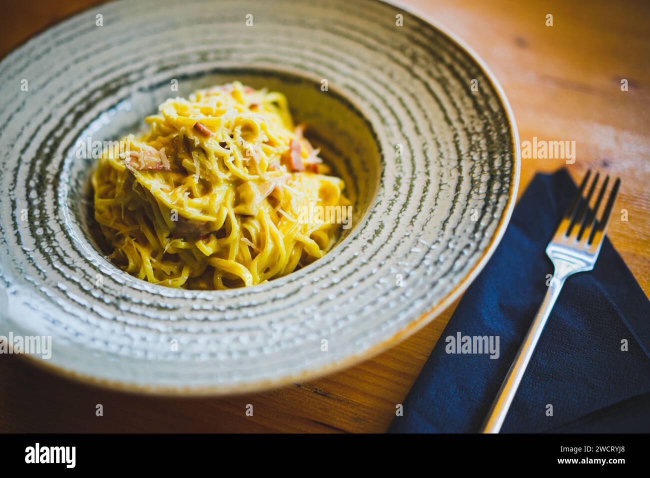 Primo piano shot di spaghetti alla carbonara in un piatto. Foto Stock