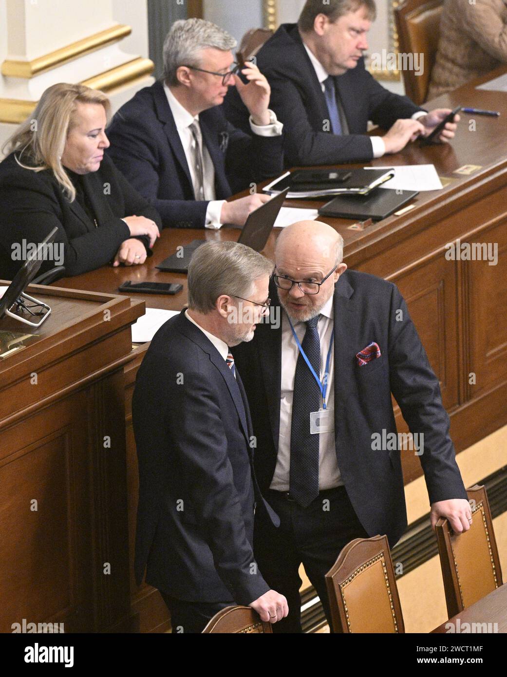 Praga, Repubblica Ceca. 17 gennaio 2024. Il primo ministro Petr fiala, a sinistra, e il ministro della salute Vlastimil Valek durante la sessione urgente della camera bassa del parlamento sul voto postale all'estero, Praga, Repubblica Ceca, 17 gennaio 2024. Crediti: Michal Krumphanzl/CTK Photo/Alamy Live News Foto Stock