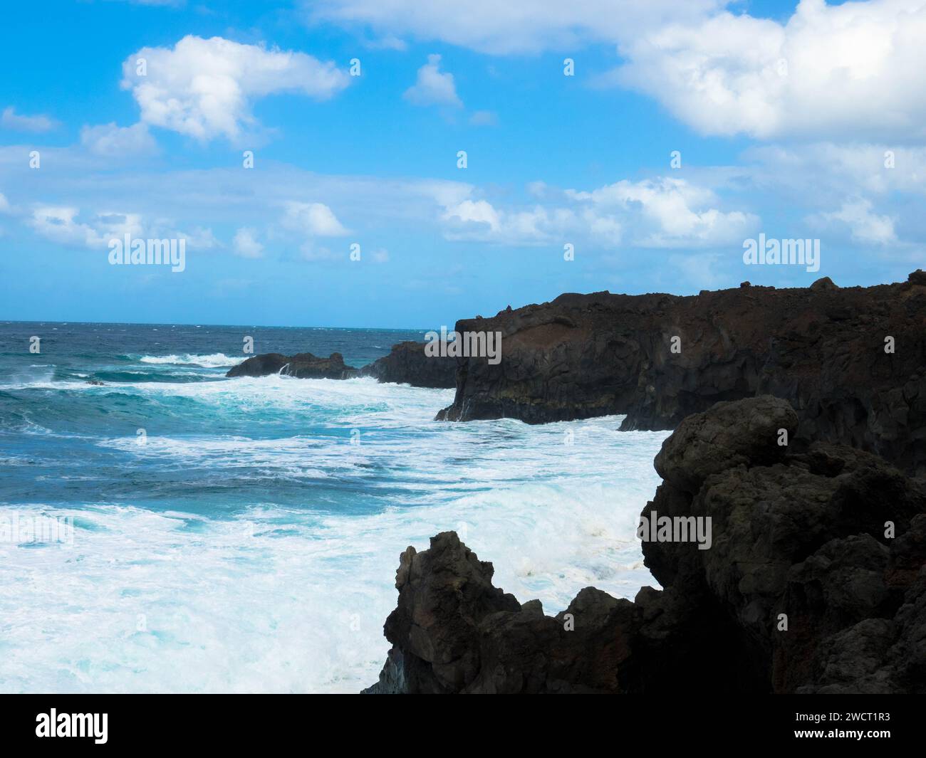 Punto panoramico a Los Hervideros. Aspra costa occidentale lavica tra Playa Blanca ed El Golfo. Grotte di roccia. Isole Canarie, Lanzarote, Spagna. Foto Stock