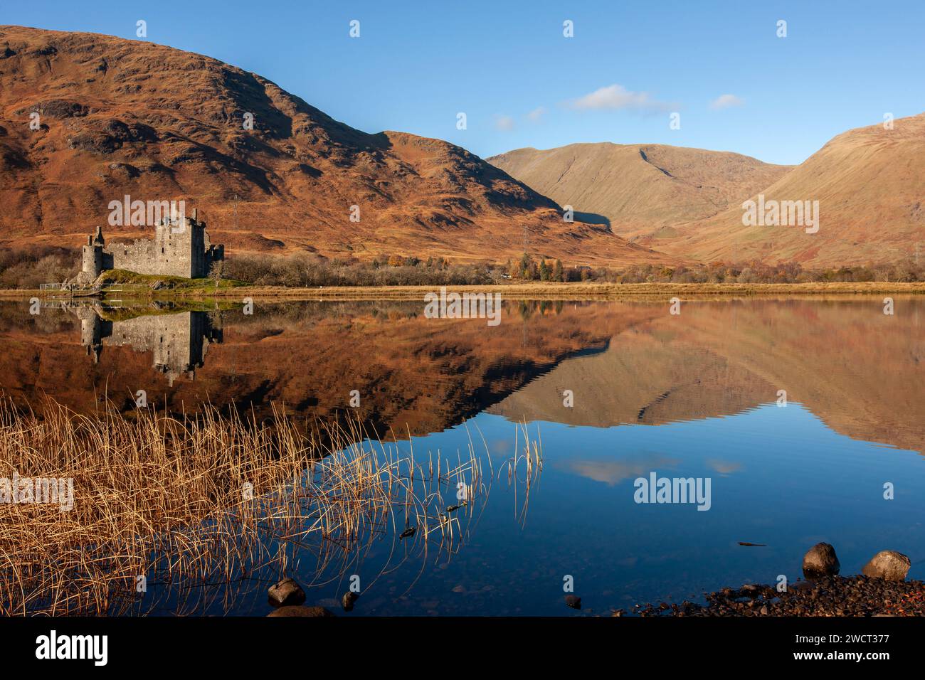 Riflessioni autunnali sul Loch Awe del Castello di Kilchurn, Loch Awe, Argyll Foto Stock