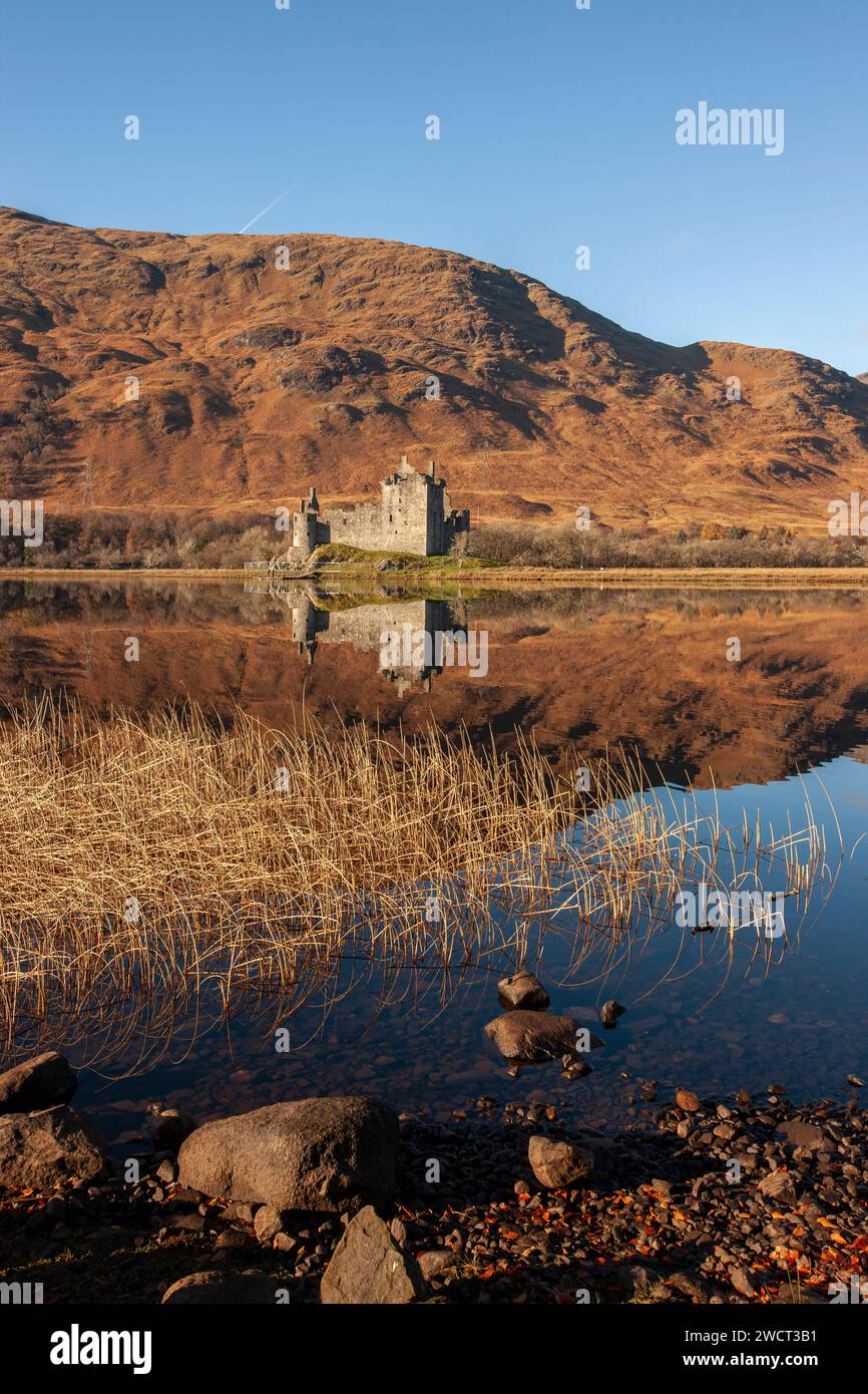 Riflessioni autunnali sul Loch Awe del Castello di Kilchurn, Loch Awe, Argyll Foto Stock