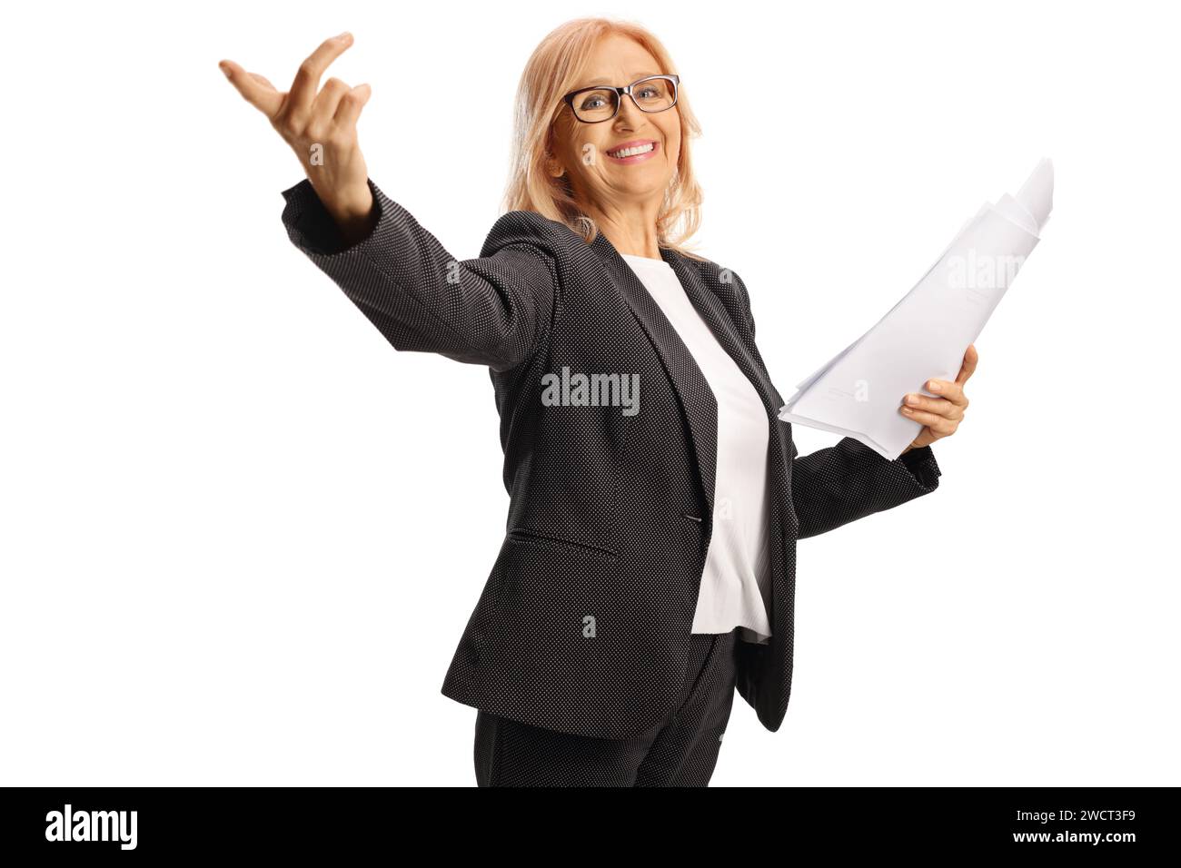 Felice donna d'affari che lancia qualcosa e tiene un documento isolato su sfondo bianco Foto Stock