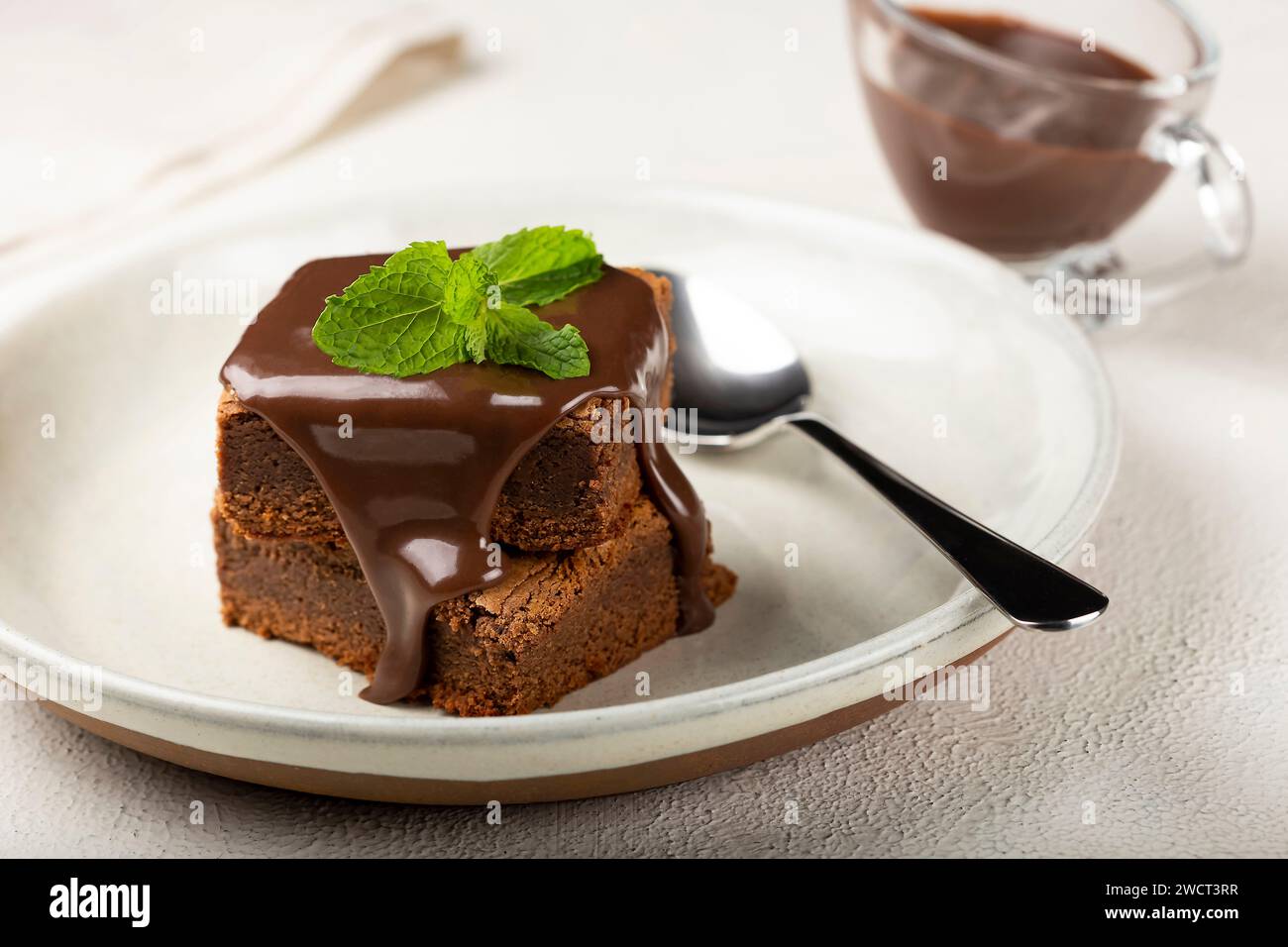 Pezzi di brownie al cioccolato sul tavolo. Foto Stock