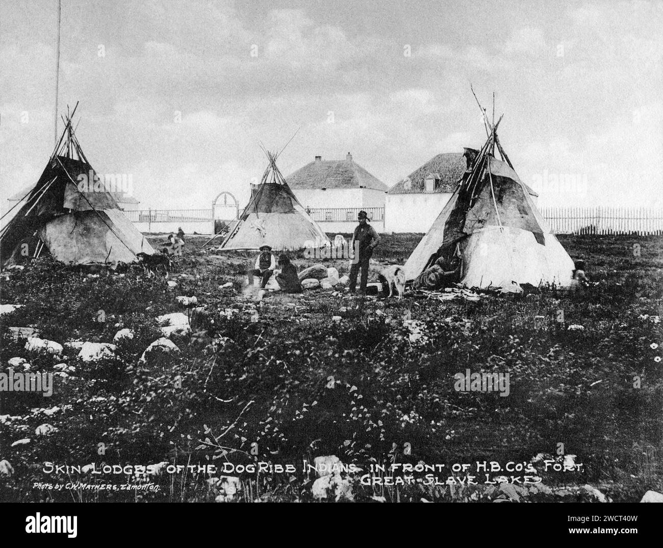 Una fotografia del 1901 di un accampamento di Tlicho, indigeni Dene First Nations, al Great Slave Lake nei territori del Nord-Ovest, scattata da C W Mathers in una spedizione nell'estremo nord del Canada e pubblicata nel suo libro "The far North". Mathers ha descritto questa foto: Skin Lodge degli indiani Dogrib [popolo Tlicho] di fronte al forte di H.B.Co., Great Slave Lake. Foto Stock