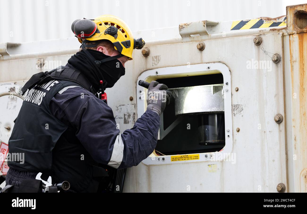 VLISSINGEN - la squadra nazionale di visita durante una presentazione sui sequestri di droga nel porto di Vlissingen. Le dogane olandesi e belghe presentano i risultati dei sequestri di droga nel 2023. ANP IRIS VAN DEN BROEK paesi bassi Out - belgio Out Foto Stock