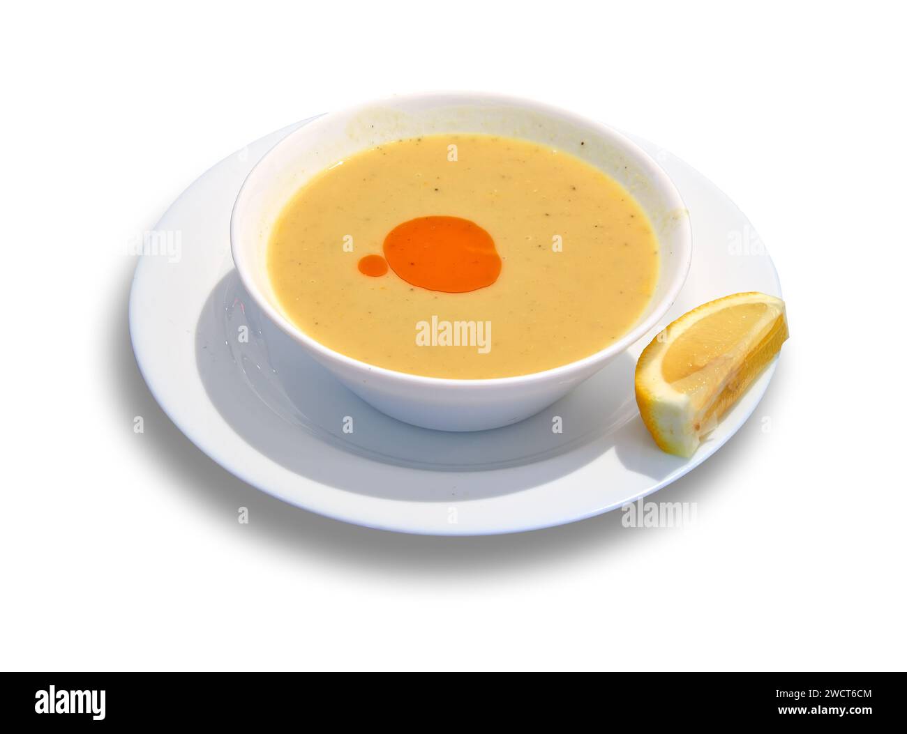Gustosa ciotola di lenticchie su piatto con limone isolato su sfondo bianco Foto Stock