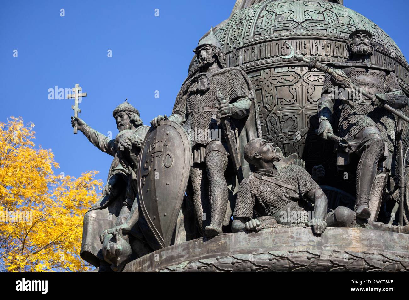 Monumento al Millennio della Russia (1862) nel Cremlino di Novgorod. Frammento con le figure di Rurik, il principe Vladimir e Dmitry Donskoy Foto Stock