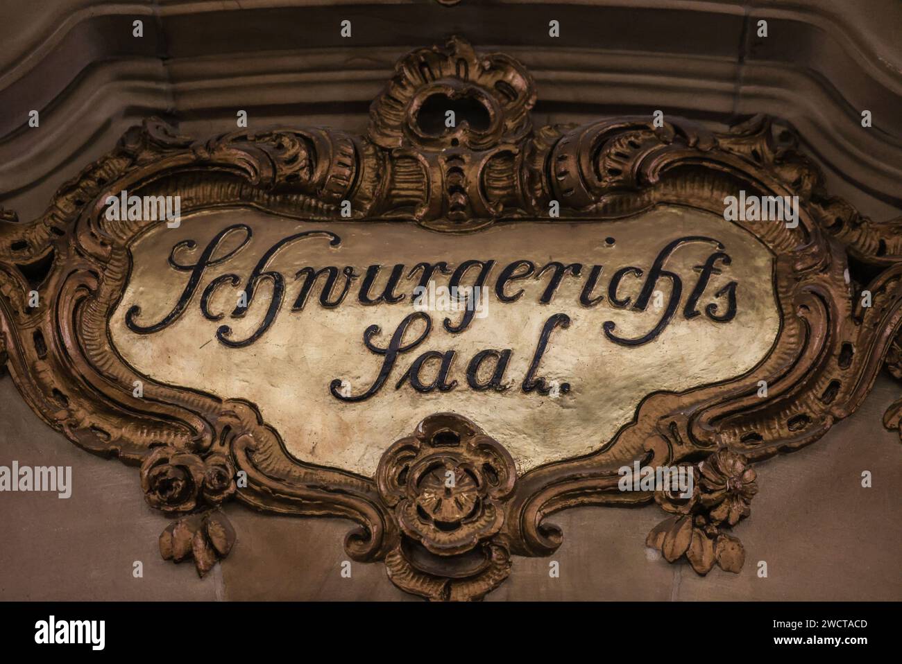 17 gennaio 2024, Renania settentrionale-Vestfalia, Mönchengladbach: Un cartello è appeso sopra l'aula della giuria nel tribunale distrettuale di Mönchengladbach. Due insegnanti sono sotto processo al tribunale distrettuale di Mönchengladbach con l'accusa di omicidio colposo involontario. Gli insegnanti accompagnarono un viaggio di classe a Londra nel giugno 2019, durante il quale morì un allievo di 13 anni che soffriva di diabete. Foto: Oliver Berg/dpa Foto Stock