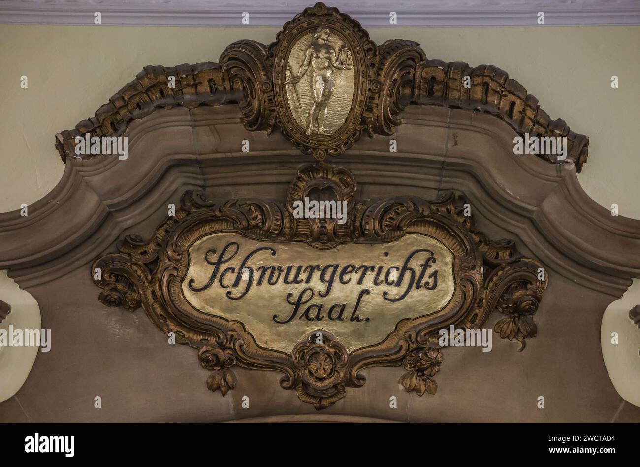 17 gennaio 2024, Renania settentrionale-Vestfalia, Mönchengladbach: Un cartello è appeso sopra l'aula della giuria nel tribunale distrettuale di Mönchengladbach. Due insegnanti sono sotto processo al tribunale distrettuale di Mönchengladbach con l'accusa di omicidio colposo involontario. Gli insegnanti accompagnarono un viaggio di classe a Londra nel giugno 2019, durante il quale morì un allievo di 13 anni che soffriva di diabete. Foto: Oliver Berg/dpa Foto Stock