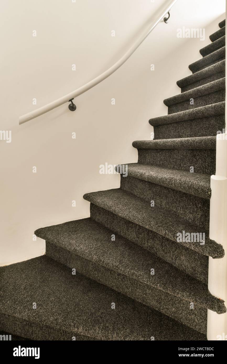 alcune scale in una casa molto pulita e pronta anche per salire o scendere le scale Foto Stock
