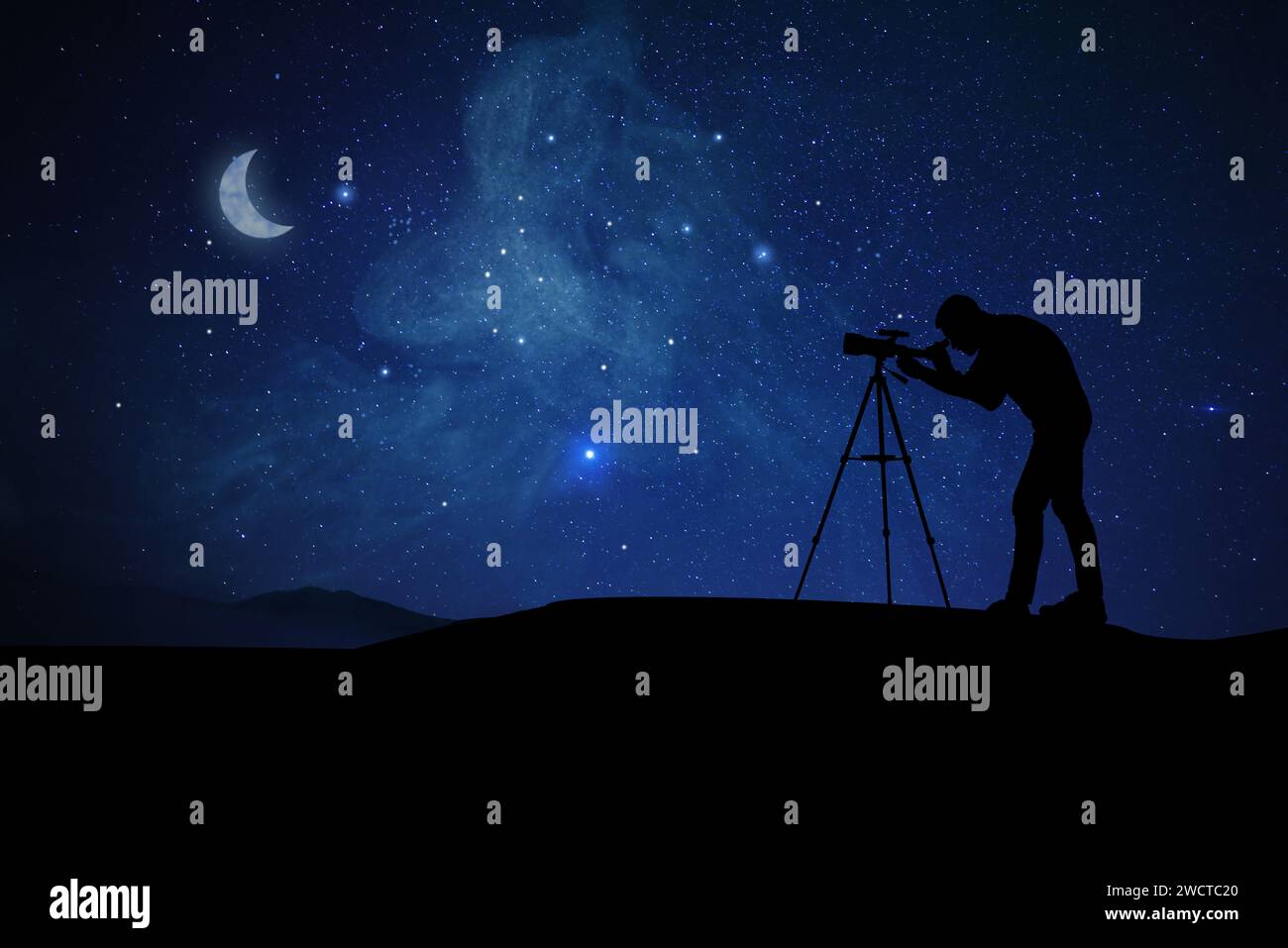 Astronomo che guarda il cielo stellato attraverso il telescopio all'aperto. Spazio per il testo Foto Stock