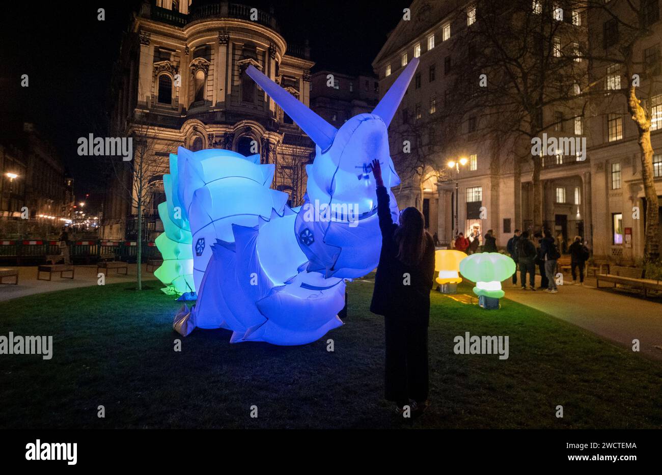 Robot gonfiabili giganti sono stati svelati lungo lo Strand a Londra da Air Giants con il King's College London - il Glowbot Garden è un'installazione Foto Stock