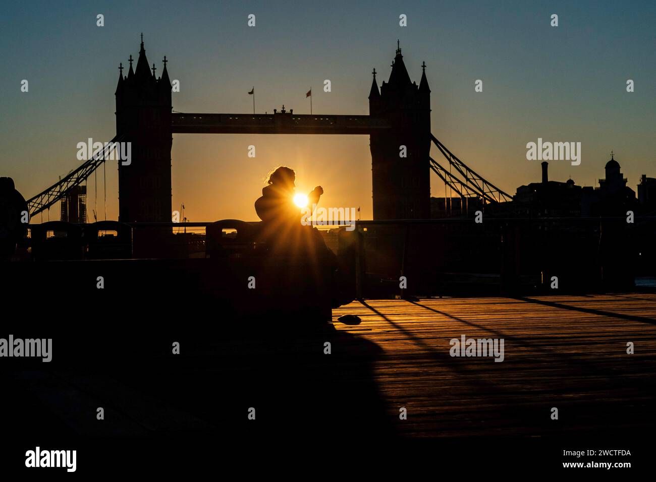 Il sole sorge dietro il Tower Bridge a Londra, mentre le temperature calano in tutto il Regno Unito Foto Stock
