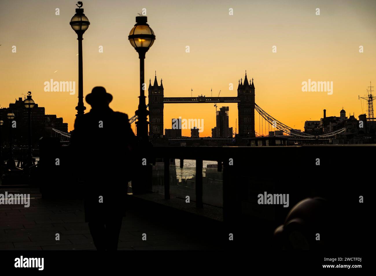 Il sole sorge dietro il Tower Bridge a Londra, mentre le temperature calano in tutto il Regno Unito Foto Stock
