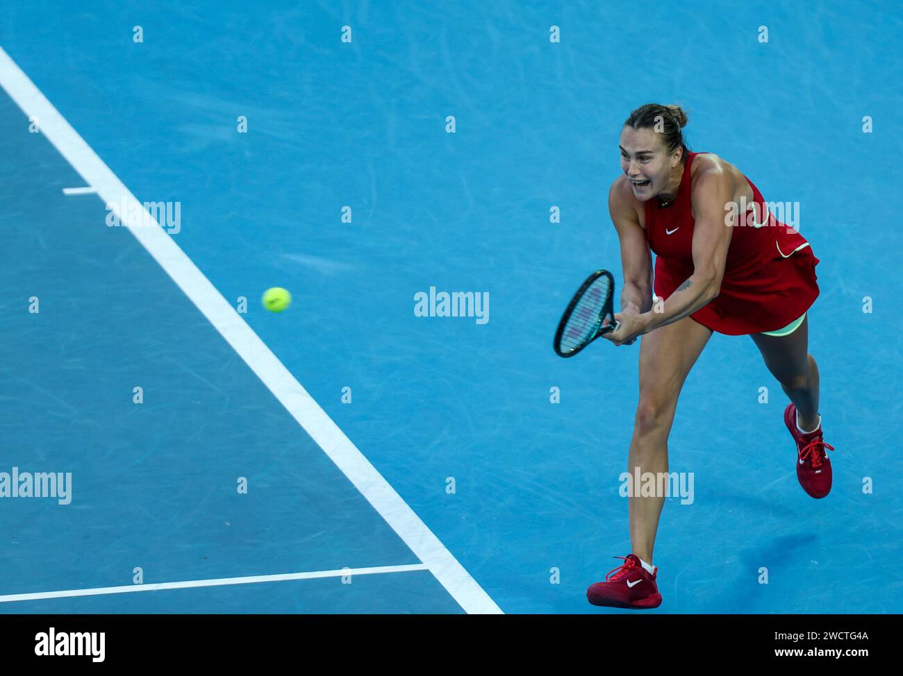 Melbourne, Australia. 17 gennaio 2024. La bielorussa Aryna Sabalenka fa un ritorno durante la partita di singolare femminile del secondo turno tra la bielorussa Aryna Sabalenka e Brenda Fruhvirtova della Repubblica Ceca al torneo di tennis Australian Open di Melbourne, Australia, 17 gennaio 2024. Crediti: Ma Ping/Xinhua/Alamy Live News Foto Stock