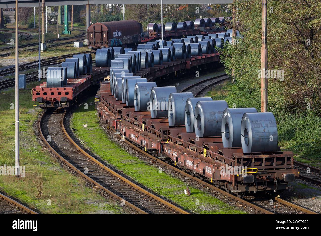 Duisburg, regione della Ruhr, Renania settentrionale-Vestfalia, Germania - ThyssenKrupp Steel Europe, le bobine di acciaio del mulino a nastro caldo si raffreddano sulle carrozze merci del Foto Stock