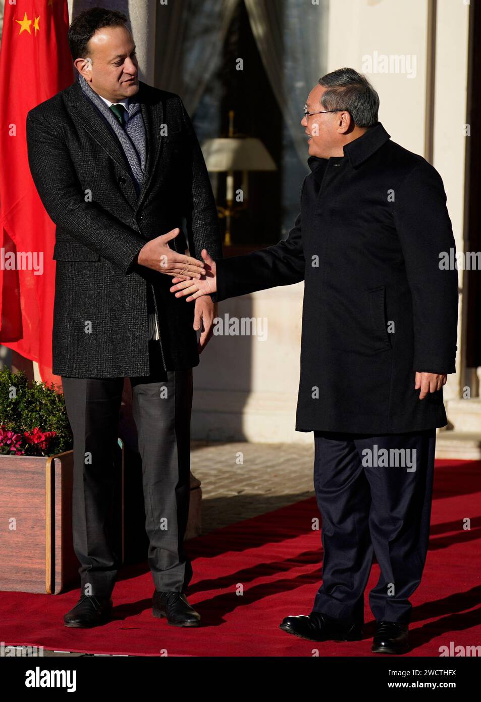 Il Taoiseach Leo Varadkar dà il benvenuto al Premier cinese li Qiang, alla Farmleigh House di Dublino, per un incontro bilaterale e un pranzo di lavoro, in cui si discuteranno questioni globali, questioni bilaterali e relazioni UE-Cina, durante la visita di due giorni del Premier in Irlanda. Data foto: Mercoledì 17 gennaio 2024. Foto Stock