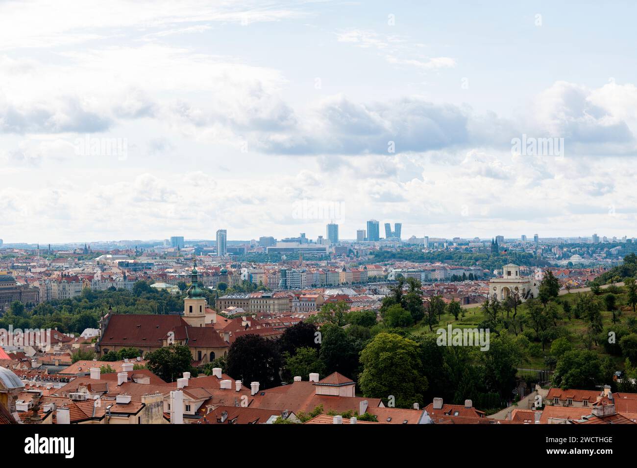 Foto scattata a Praga, Repubblica Ceca, che mostra una vista aerea dell'intera città, catturando l'architettura di edifici, case e monumenti Foto Stock