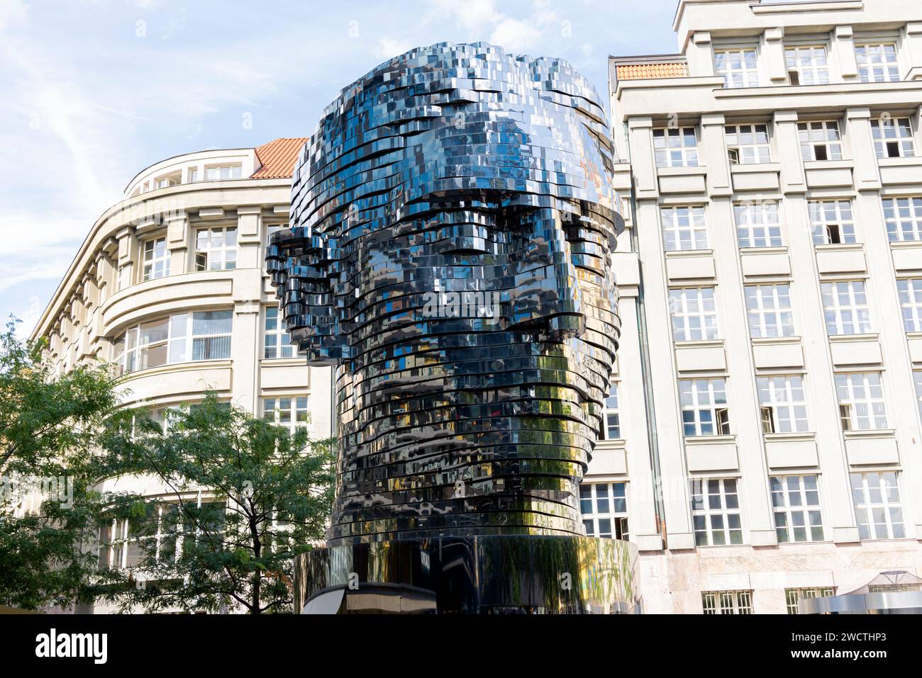 Foto scattata a Praga, Repubblica Ceca, che mostra una vista della testa Franz Kafka, una creazione artistica Foto Stock