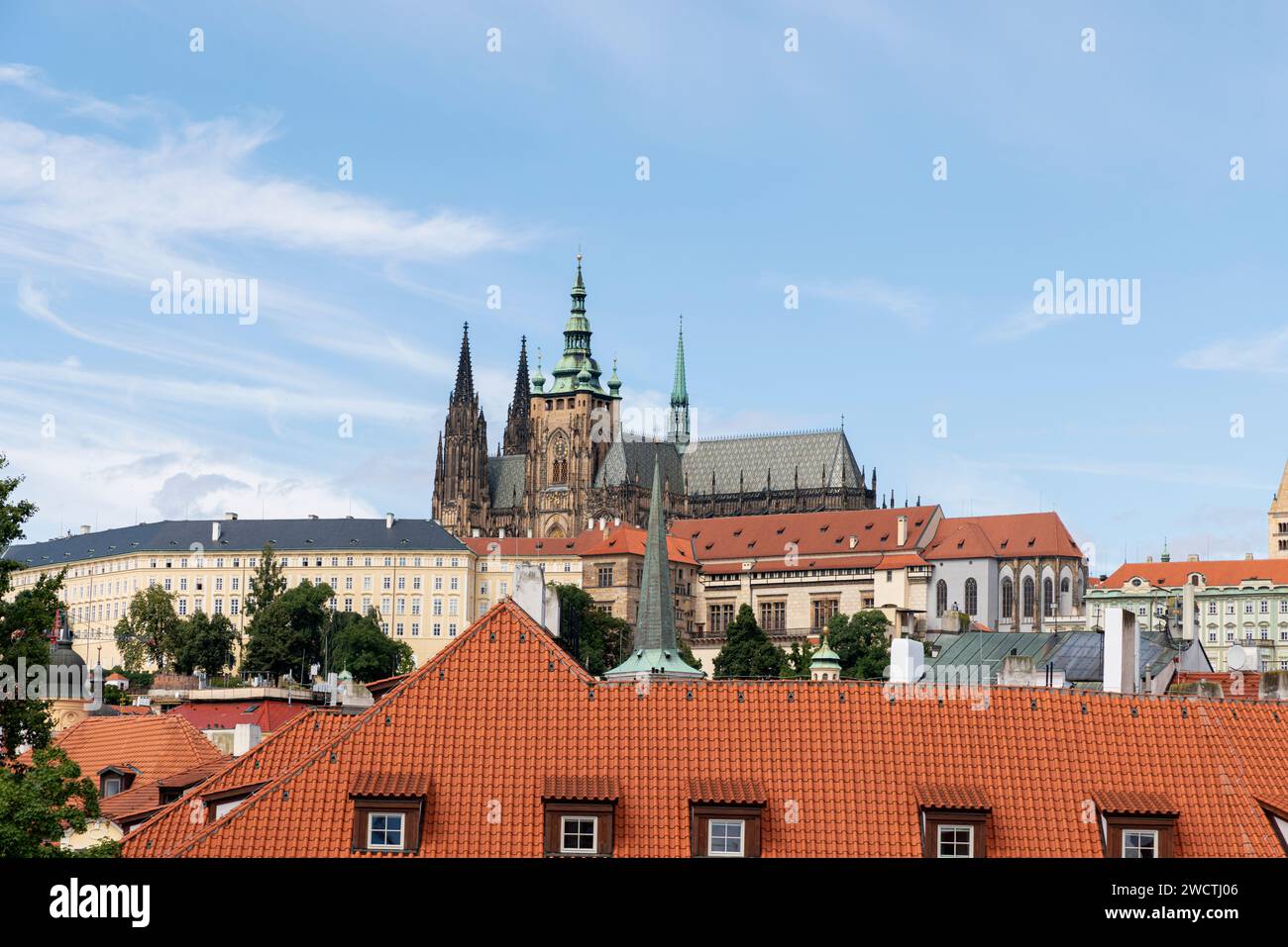 Foto scattata a Praga, Repubblica Ceca, che fornisce una vista dettagliata del castello di Praga. Foto Stock