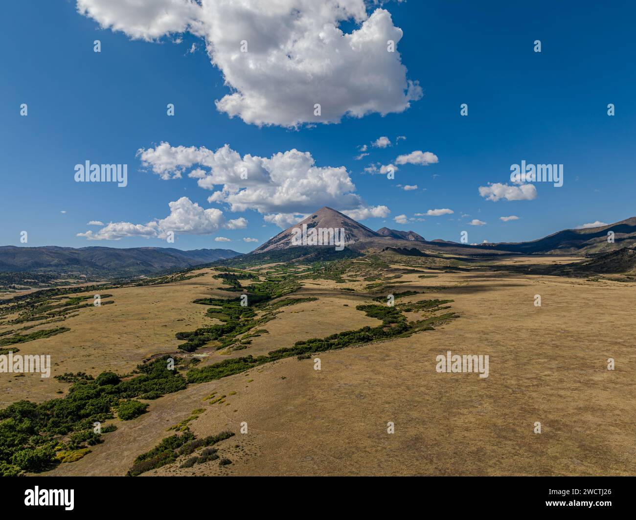 Una vista panoramica delle montagne sotto un cielo blu soleggiato in Colorado, Stati Uniti Foto Stock