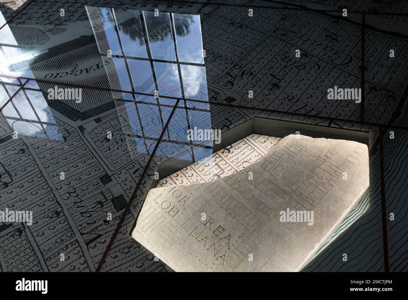 Roma, Italia. 16 gennaio 2024. Un frammento della mappa marmorea dell ...