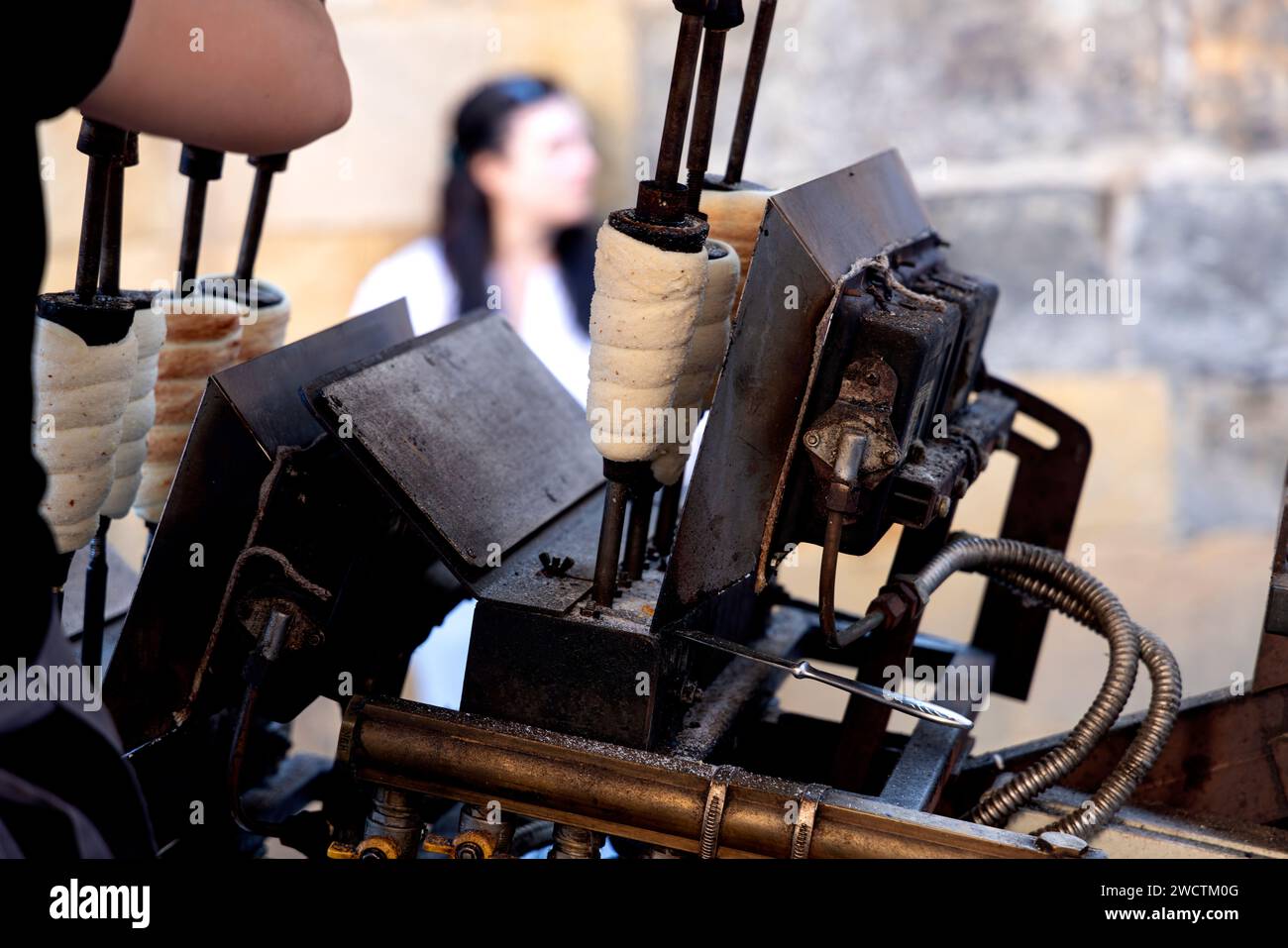 Foto scattata a Praga di Trdelnik, una pasticceria tradizionale, mentre viene preparata Foto Stock