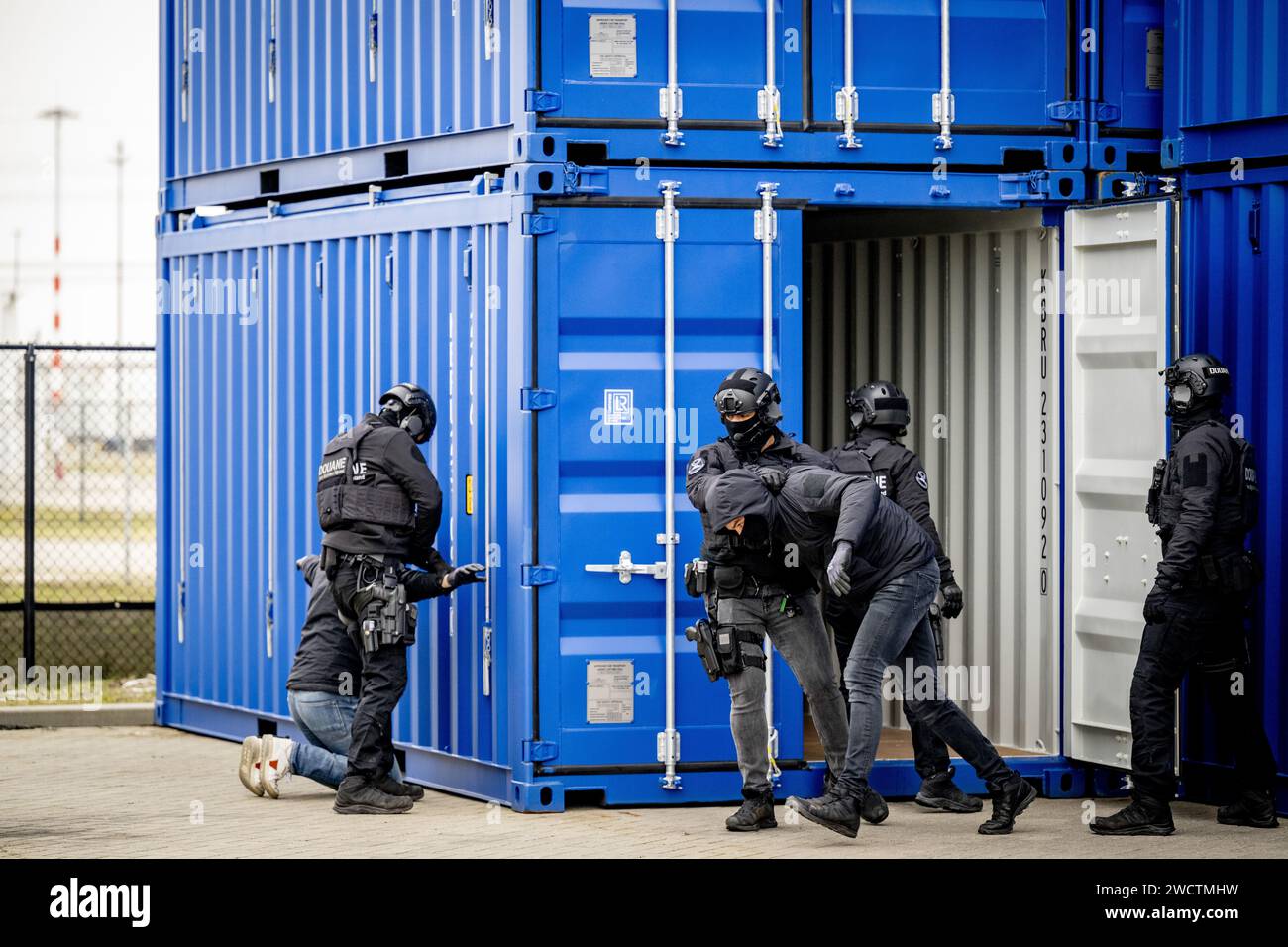 ROTTERDAM - Un team speciale durante una dimostrazione dei metodi di lavoro delle dogane dopo la presentazione dei dati annuali da parte del pubblico ministero sul team HARC Rotterdam. La squadra HIT and Run Cargo (HARC) è coinvolta nelle indagini e nel perseguimento di importanti indagini di sovversione nel porto di Rotterdam e nei suoi dintorni. ANP ROBIN UTRECHT paesi bassi fuori - belgio fuori Foto Stock