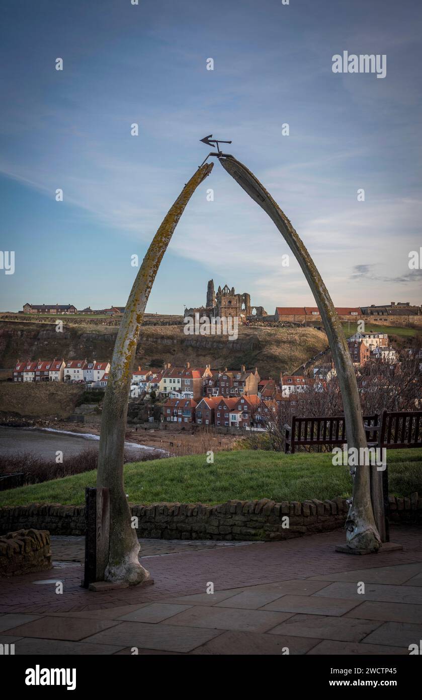 Il famoso Whitby Whale Bone Arch si affaccia sull'ingresso del porto di Whitby e dell'abbazia di Whitby nel North Yorkshire, Regno Unito Foto Stock