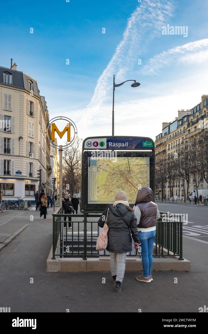 Parigi, Francia, donne che guardano la mappa della stazione della metropolitana Raspail, solo editoriale. Foto Stock