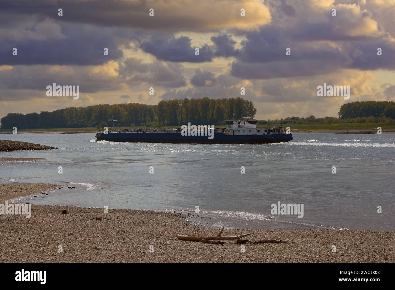 Nave da carico durante il trasporto fluviale sul Reno, Germania Foto Stock