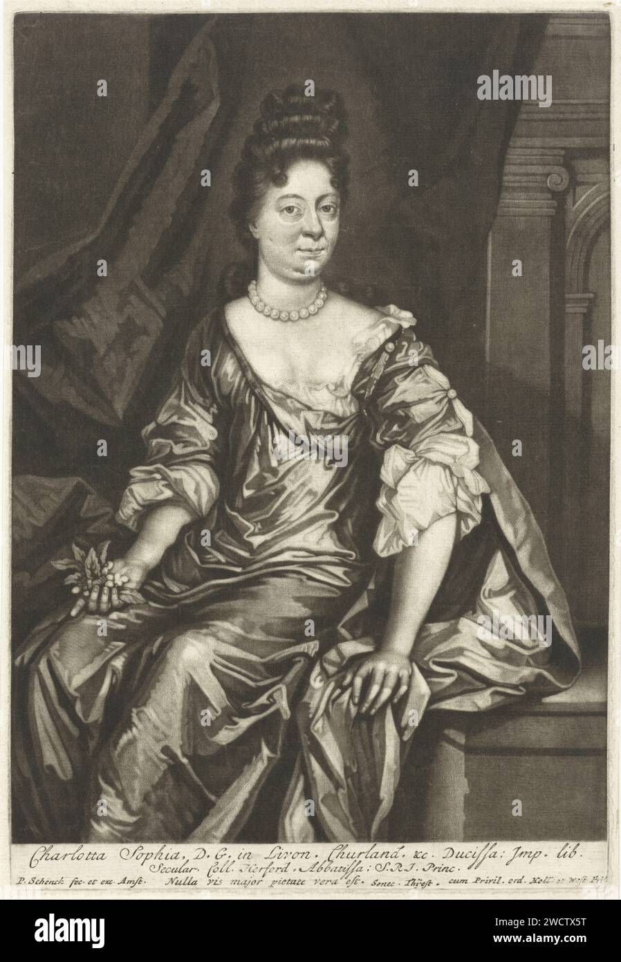 Ritratto di Charlotta Sophia, principessa del Kurland, Pieter Schenk (i), 1670 - 1713 stampa Amsterdam carta incisione perla; collana di perle (+ abiti da donna) Foto Stock