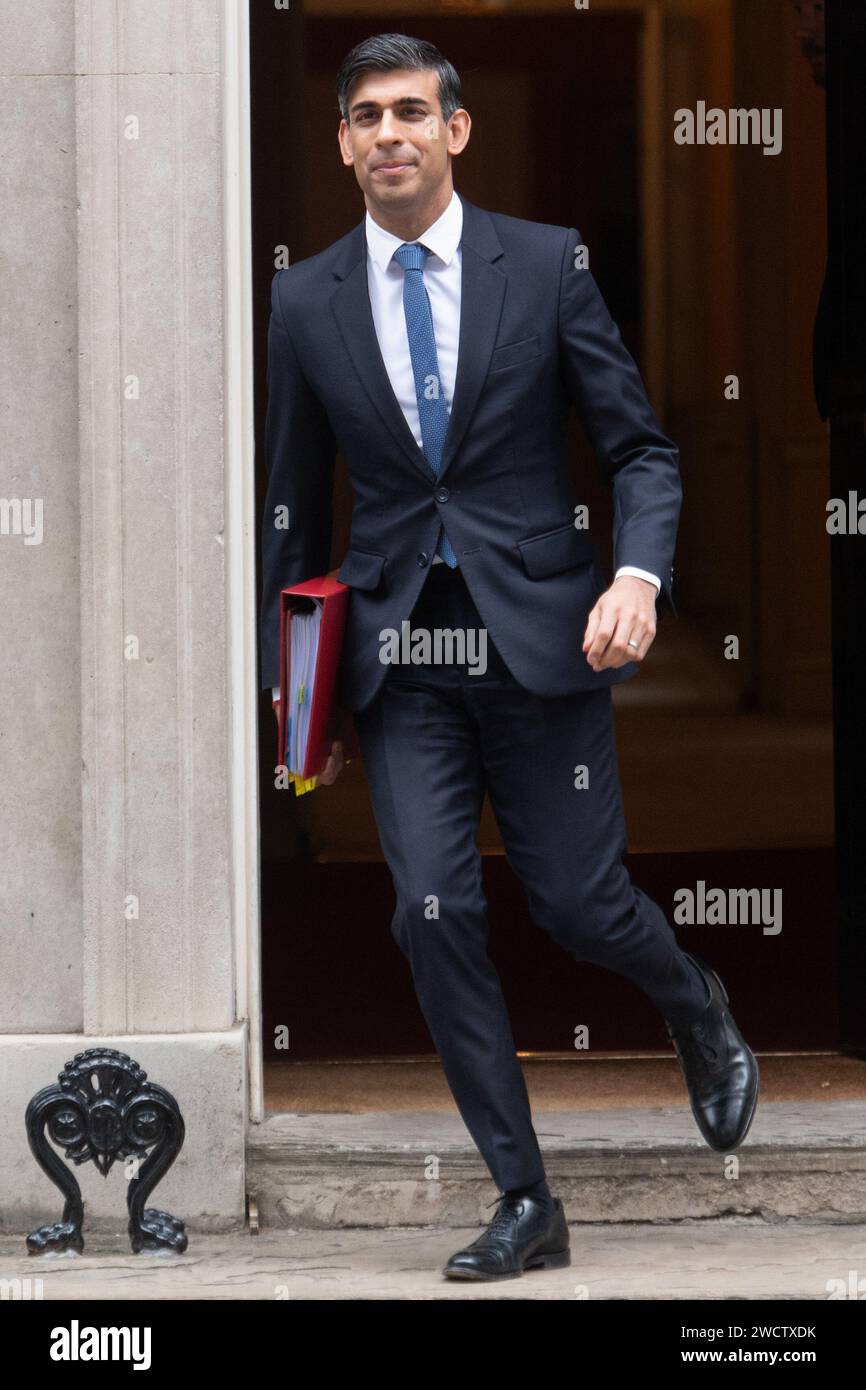 Londra, Regno Unito. 17 gennaio 2024. Il primo ministro britannico Rishi Sunak parte da Downing Street per le PMQ. Credito: Justin ng/Alamy Live News. Foto Stock
