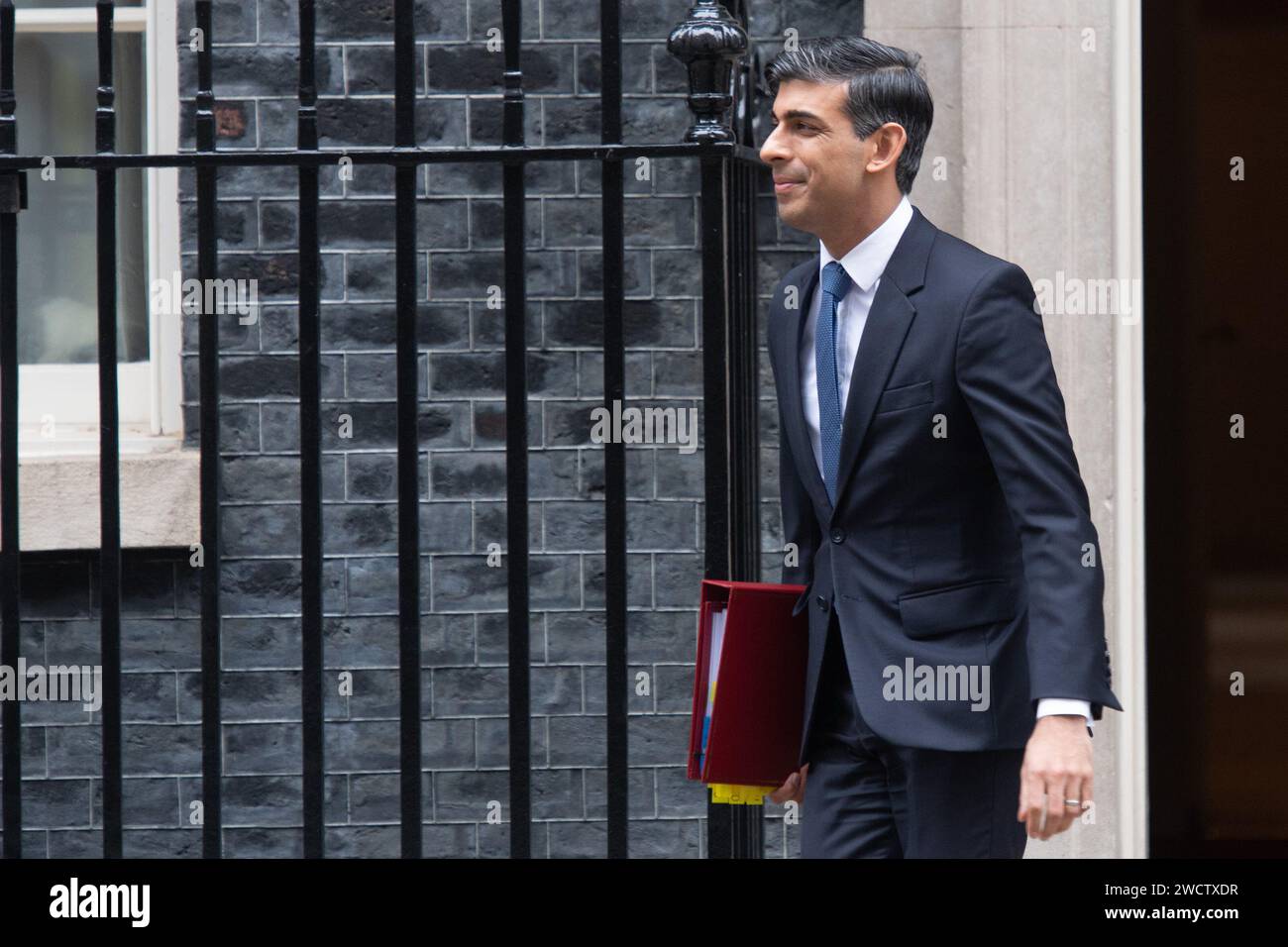 Londra, Regno Unito. 17 gennaio 2024. Il primo ministro britannico Rishi Sunak parte da Downing Street per le PMQ. Credito: Justin ng/Alamy Live News. Foto Stock
