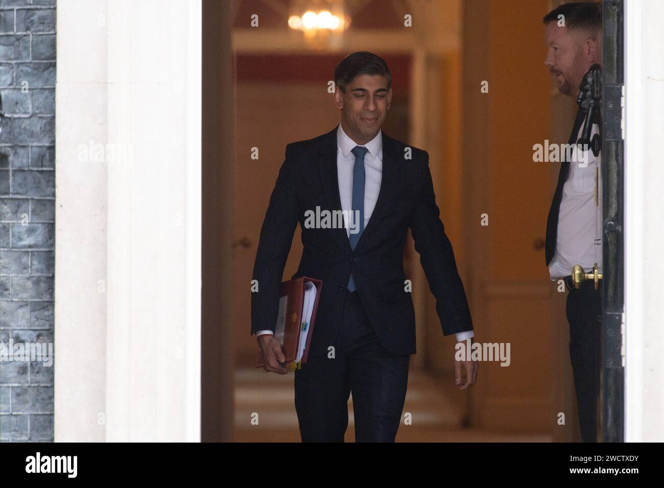 Londra, Regno Unito. 17 gennaio 2024. Il primo ministro britannico Rishi Sunak parte da Downing Street per le PMQ. Credito: Justin ng/Alamy Live News. Foto Stock