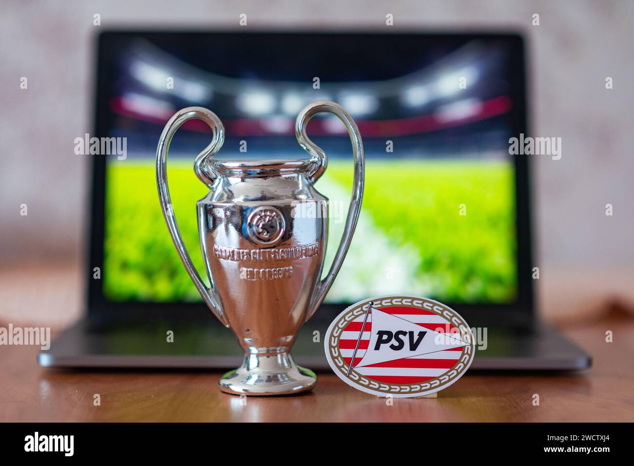 3 gennaio 2024, Londra, Regno Unito. L'emblema della squadra di calcio che partecipa ai playoff della UEFA Champions League PSV di Eindhoven. Foto Stock