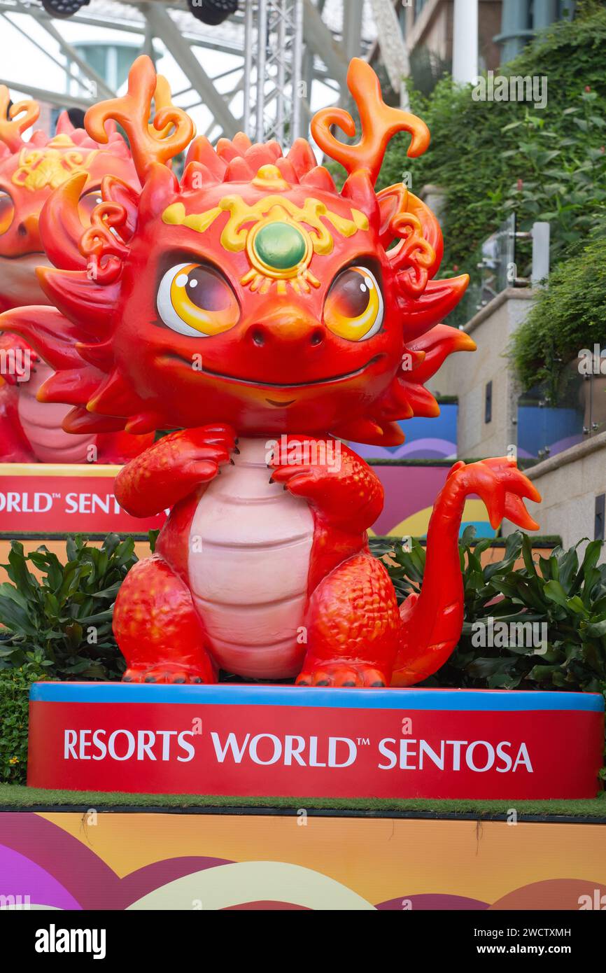 Carini draghi rossi in mostra al Resorts World Sentosa mentre l'anno dei draghi sta arrivando nel 2024. Singapore. Foto Stock