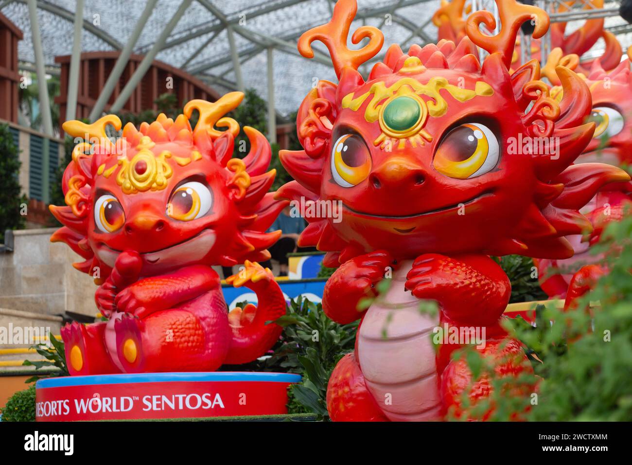 Gennaio 2024. Al Resorts World Sentosa si esibiscono due graziosi draghi rossi mentre sta arrivando l'anno del drago. Singapore. Foto Stock