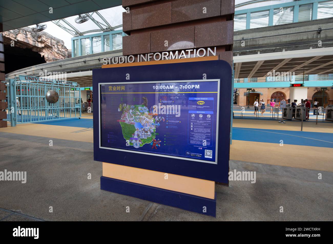 Informazioni digitali in parole cinesi per i turisti cinesi informazioni agli Universal Studios Singapore di Sentosa. Foto Stock