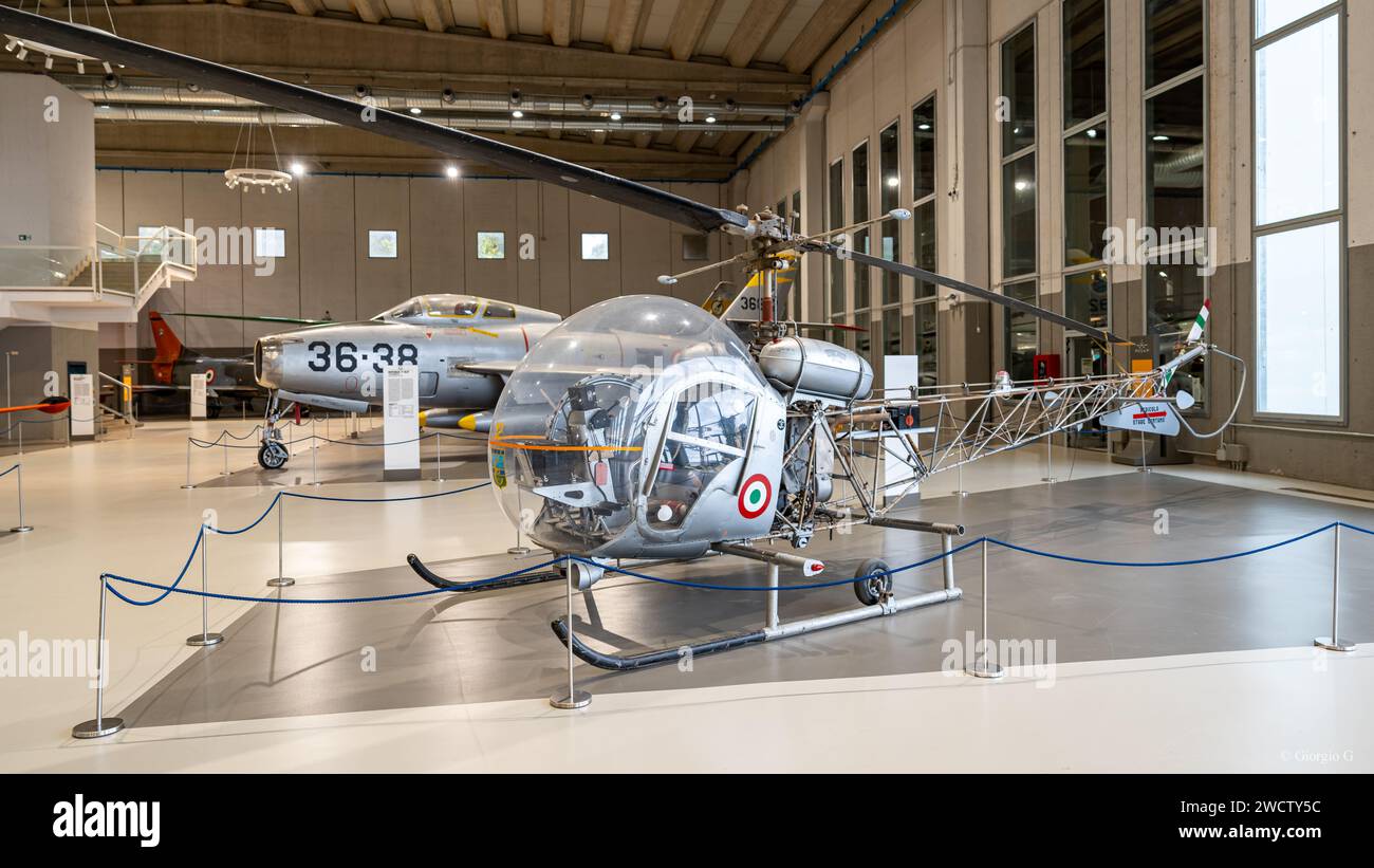 Elicottero militare in mostra al Museo dell'Aeronautica militare Foto Stock