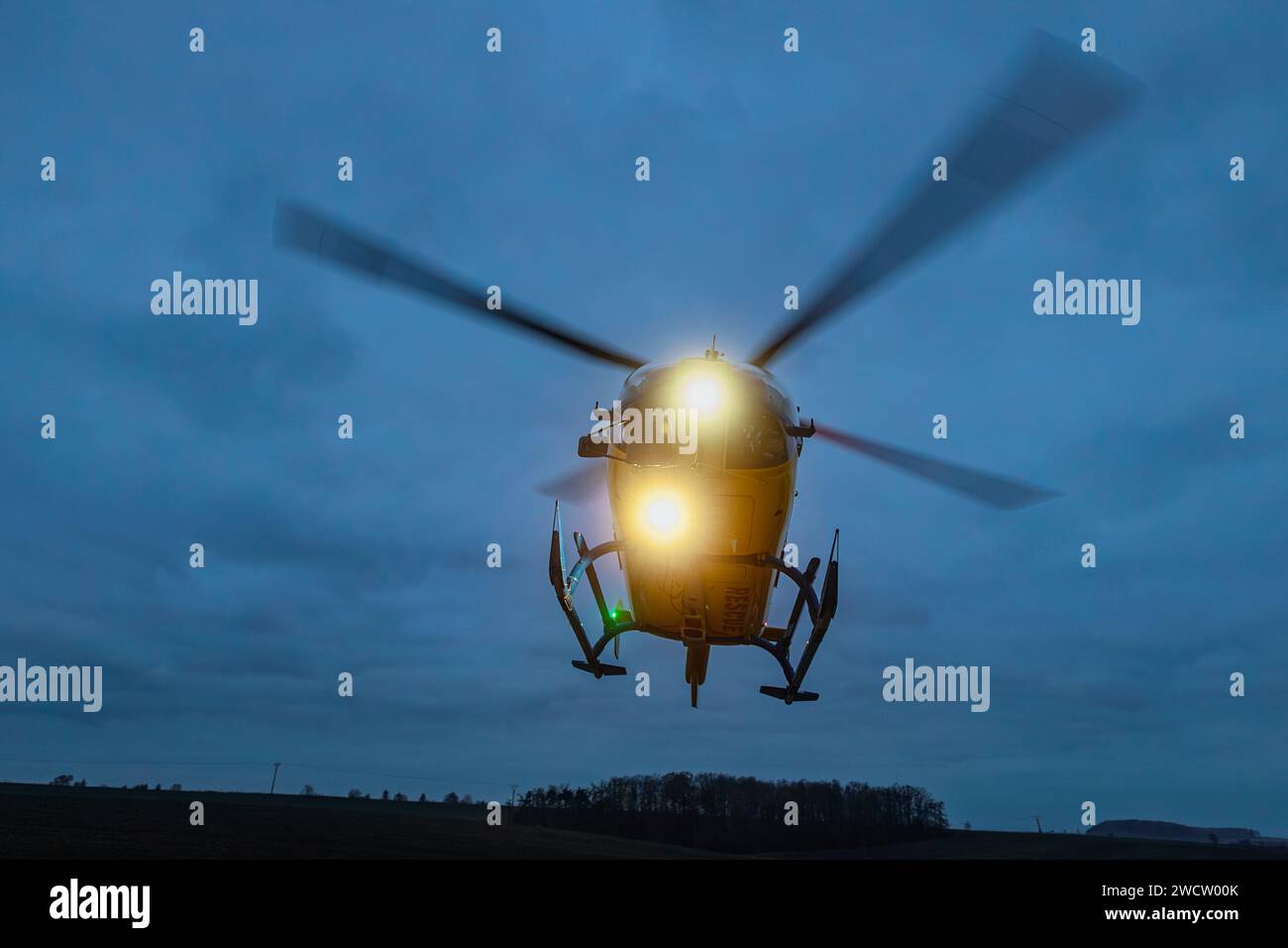 Elicottero di servizio medico di emergenza durante il decollo di notte. Temi salvataggio, aiuto e speranza. Foto Stock