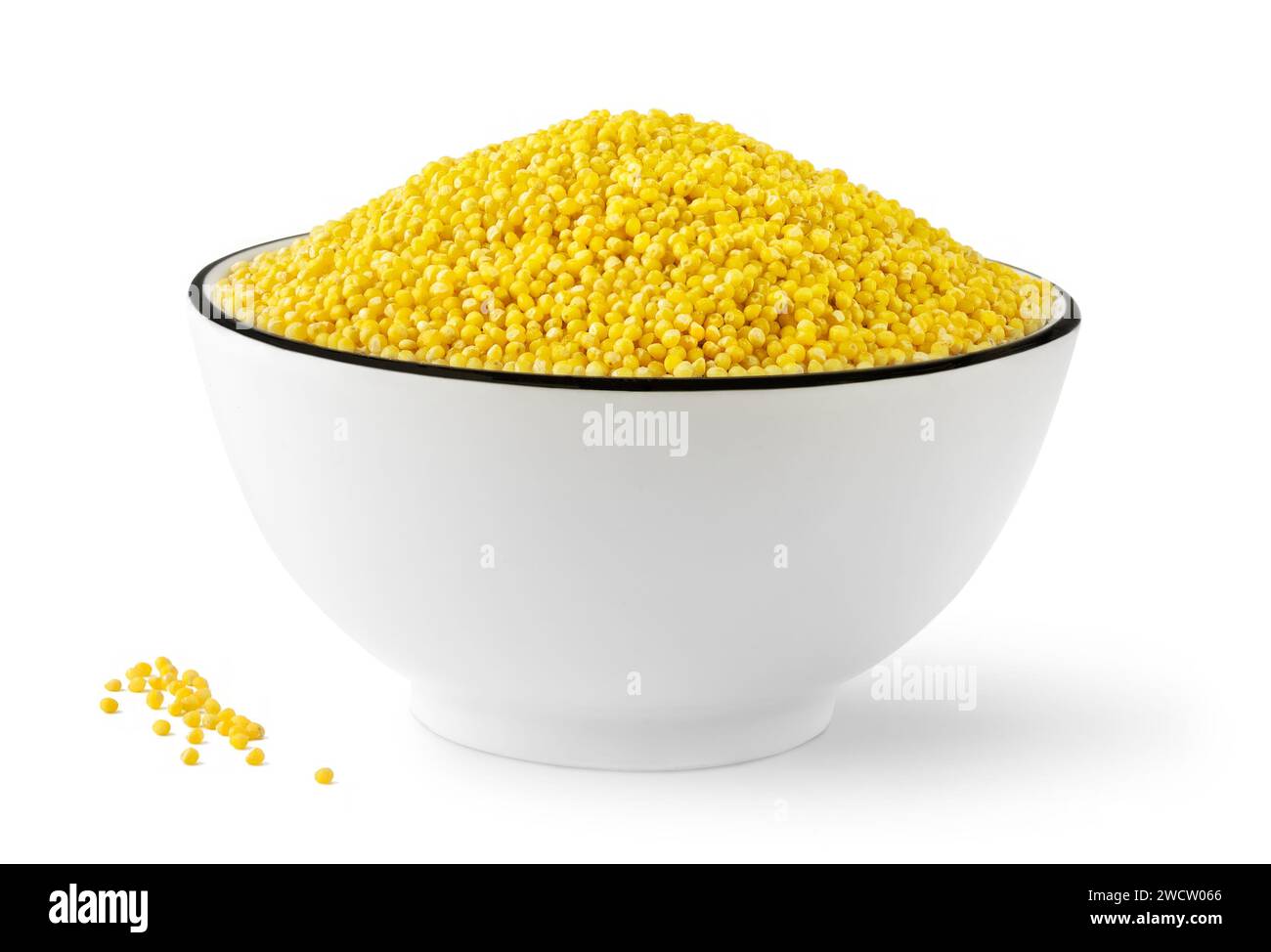 Recipiente di grani di miglio gialli crudi isolato su sfondo bianco Foto Stock