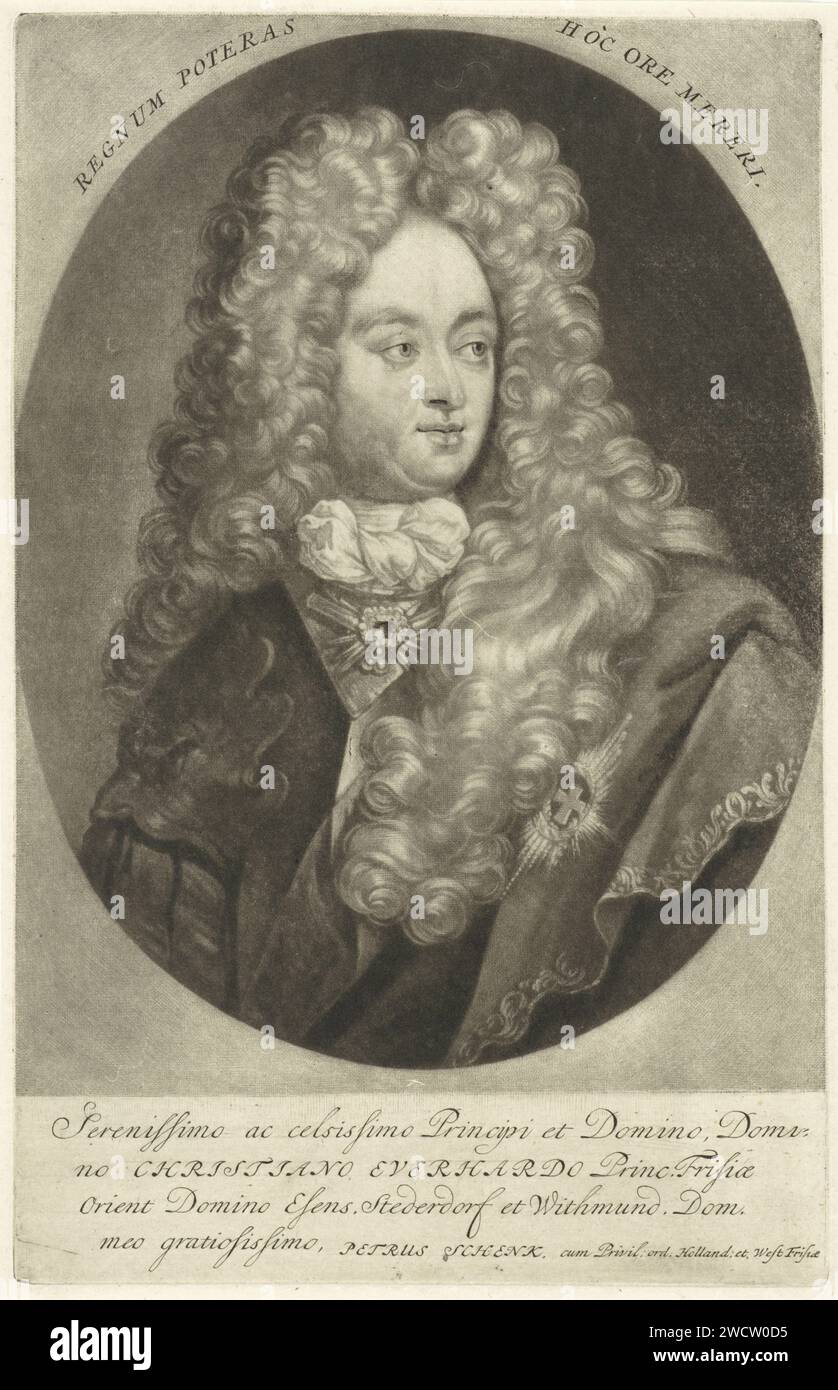 Ritratto di Christiaan Eberhard van Oost -Friesland, Pieter Schenk (i), 1670 - 1713 stampa The Rijksvorst of East Friesland, Christiaan Eberhard. Indossa una parrucca. Parrucca per incisione in carta Amsterdam Foto Stock