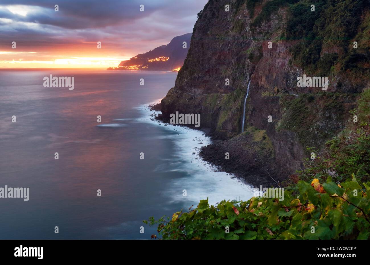 Isola di Madeira - spettacolare alba sull'oceano atlantico con paesaggio a cascata da Miradouro do Veu da Noiva Foto Stock