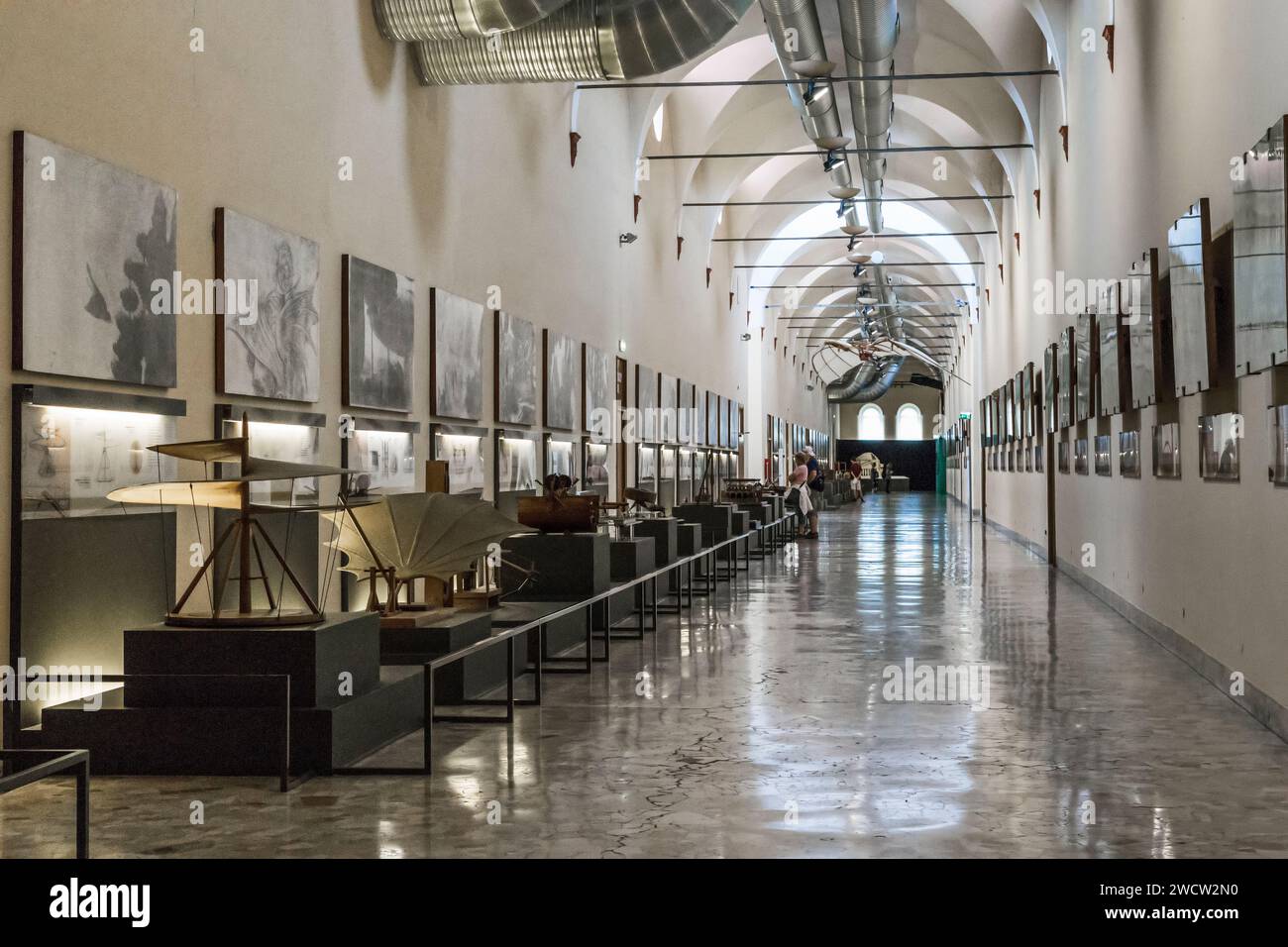MILANO, ITALIA - 19 MAGGIO 2018: Si tratta di una galleria ad arco con esposizione di layout di da Vinci nell'ex monastero benedettino medievale. Foto Stock