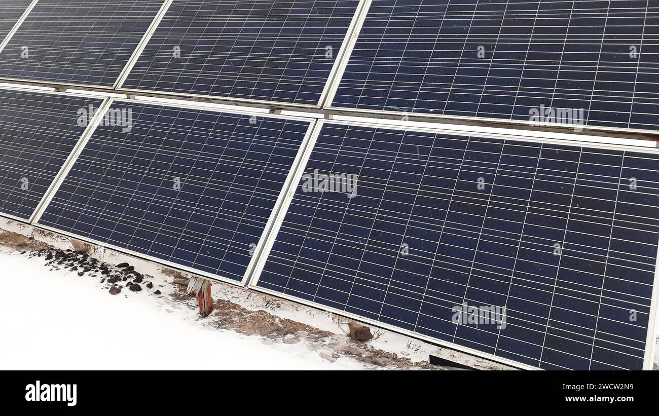 Vista delle celle solari in inverno, concetto di energia ecologica Foto Stock
