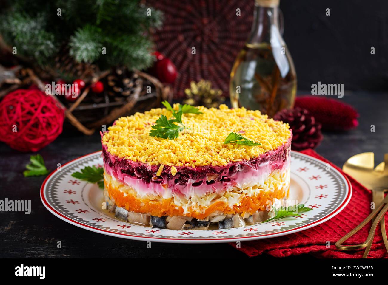 Insalata tradizionale russa a più strati con aringhe, barbabietole, patate, carote e uova. Insalata di aringhe sotto un cappotto di pelliccia. Foto Stock